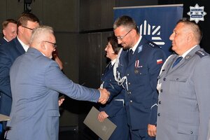 na zdjęciu burmistrz miasta wręczający policjantom nagrody