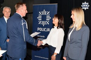 na zdjęciu komendant wręczający nagrody pracownikom cywilnym