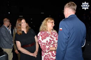 na zdjęciu komendant przyjmujący gratulacje