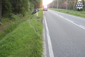 na zdjęciu samochód w rowie