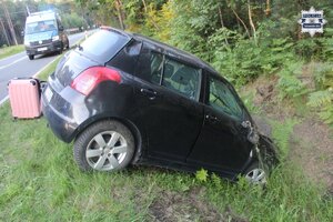 na zdjęciu samochód w rowie