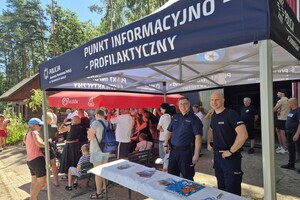 na zdjęciu policjanci w namiocie profilaktycznym
