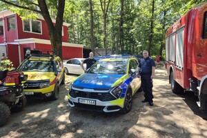 na zdjęciu policjanci przy radiowozie