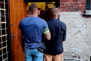 na zdjęciu policjant z zatrzymanym