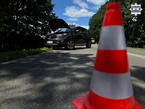 na zdjęciu słupek ostrzegawczy na drodze, za nim pojazd