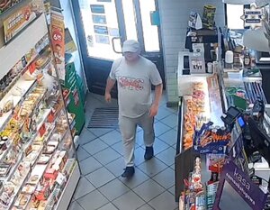 na zdjęciu osoba ubrana na jasno wewnątrz sklepu