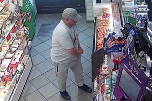 na zdjęciu osoba ubrana na jasno wewnątrz sklepu
