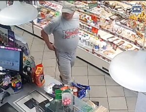 na zdjęciu osoba ubrana na jasno wewnątrz sklepu