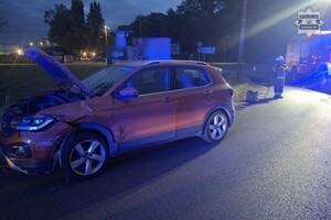 na zdjęciu rozbity samochód na jezdni