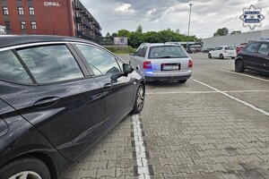na zdjęciu samochody na parkingu