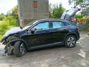 na zdjęciu uszkodzony pojazd na jezdni