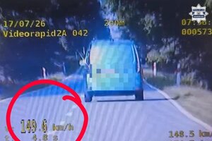 na zdjęciu pojazd na drodze i zaznaczona w kółku czerwonym prędkość 149kilometrów na godzinę