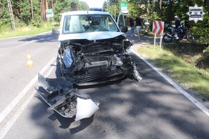na zdjęciu samochód na jezdni z uszkodzeniami