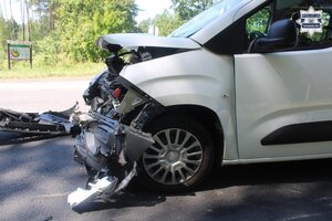 na zdjęciu samochód na jezdni z uszkodzeniami