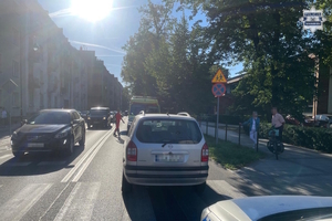 na zdjęciu samochody na jezdni