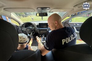 na zdjęciu policjant z dzieckiem w radiowozie