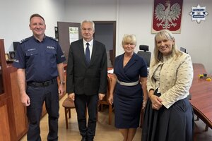 na zdjęciu od lewej komendant, starosta tarnogórski i panie dyrektor