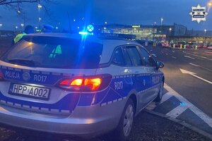 na zdjęciu radiowóz przed lotniskiem