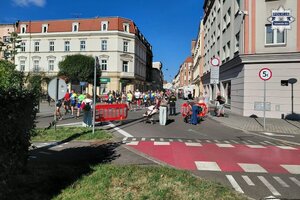 na zdjęciu biegacze na jezdni