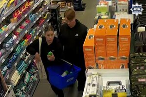 na zdjęciu kobieta i mężczyzna w sklepie