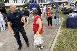 na zdjęciu policjant i osoby na pikniku