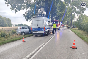 na zdjęciu radiowóz, wóz strażacki i rozbity pojazd