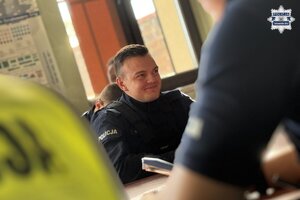 na zdjęciu policjant w trakcie odprawy