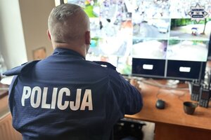 na zdjęciu policjant siedzący przed telewizorem