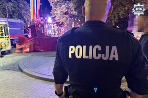 na zdjęciu policjant, a przed nim karuzele