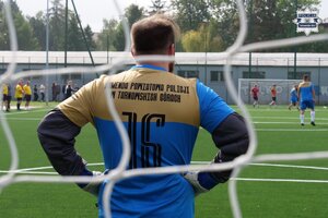 na zdjęciu policjanci w strojach piłkarskich na boisku