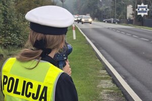 na zdjęciu policjantka przy drodze