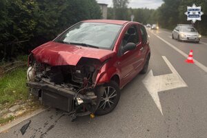 na zdjęciu rozbity pojazd na jezdni