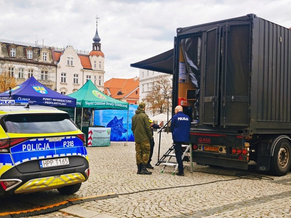 na zdjęciu widoczny radiowóz oraz stojący policjanci  przy ciężarówce ecapertruck
