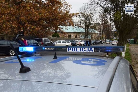 na zdjęciu dach radiowozu i droga