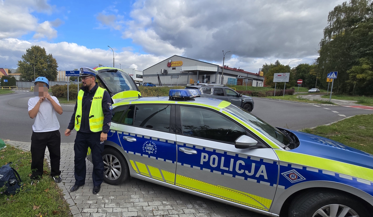 Policjanci w Tarnowskich Górach przekazują kaski uczniom szkół podstawowych